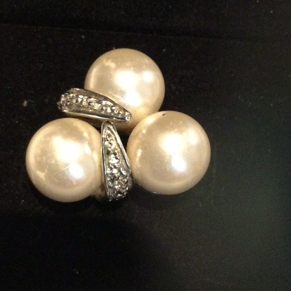 Cocktail ring with rhinestones and pearls in intricate pattern in size 6.